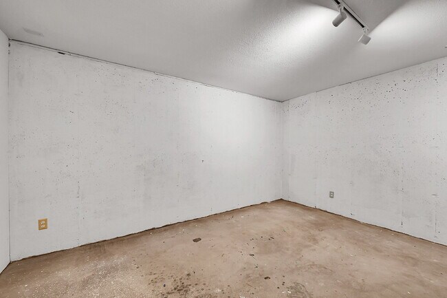 Building Photo - $2,895.00, 4 bed, 3.5 bath, located in Col...