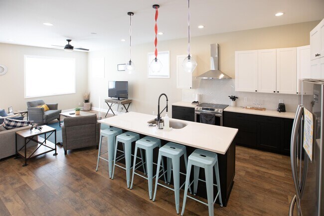 Primary Photo - 219 E Morris St