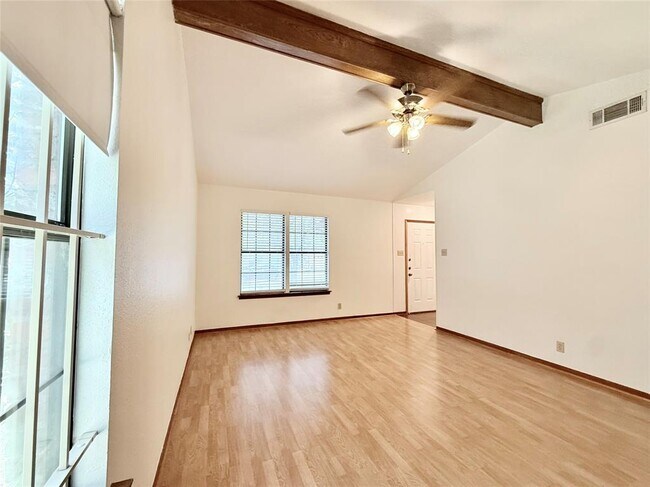 Building Photo - 3900 Knollwood Dr