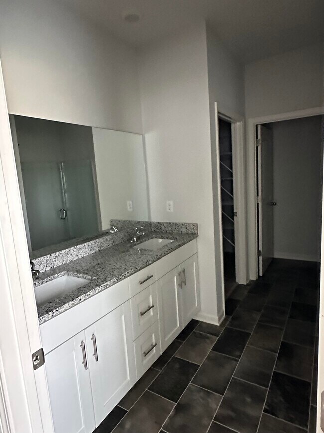 Building Photo - 485 Windemere Lp