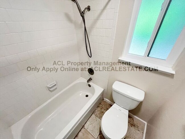 Building Photo - Quiet and Quaint Hayward Hills Condo 4 Rent