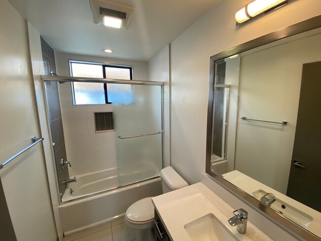 Building Photo - NEWER  SMART HOUSE 4BD*4BA*TOWNHOME*HWFLS*...