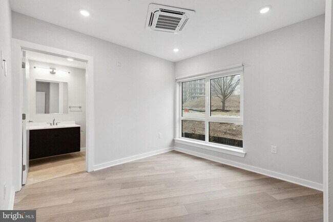 Building Photo - 3449 Scotts Ln