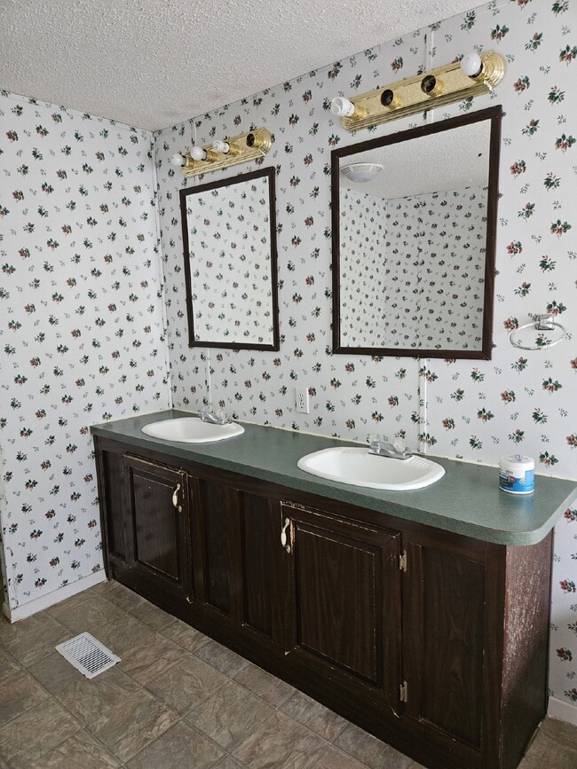 Building Photo - 3 Bedroom/2 bath mobile home