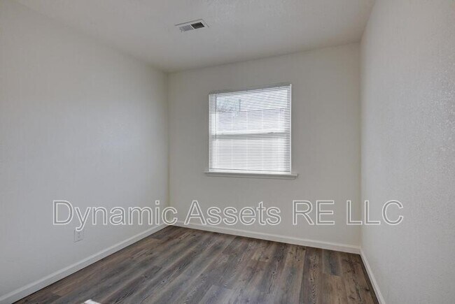 Building Photo - 1902 JFK