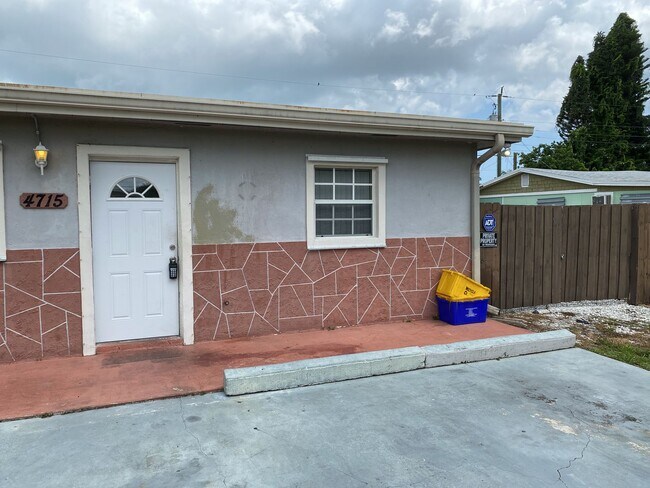 Building Photo - Excellent 2/1 Duplex in Desirable Area