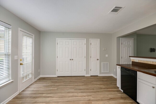 Building Photo - Lee Crossing Neighborhood, Easy access to ...