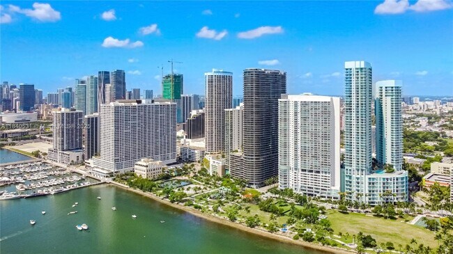 Building Photo - 1800 N Bayshore Dr