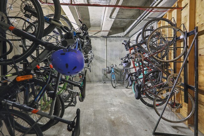 Building Photo - 1bd/1ba Seattle Condo