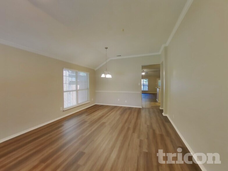 Building Photo - 834 San Jacinto Dr