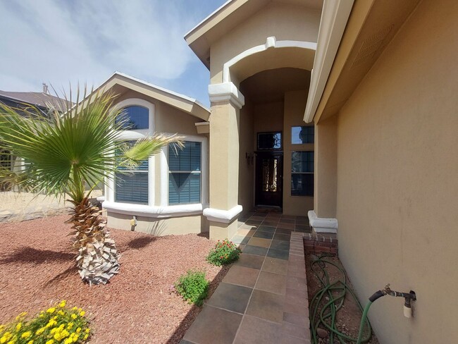 Building Photo - 4 BEDROOM 2 BATHROOM HOME 3 CAR GARAGE HOM...