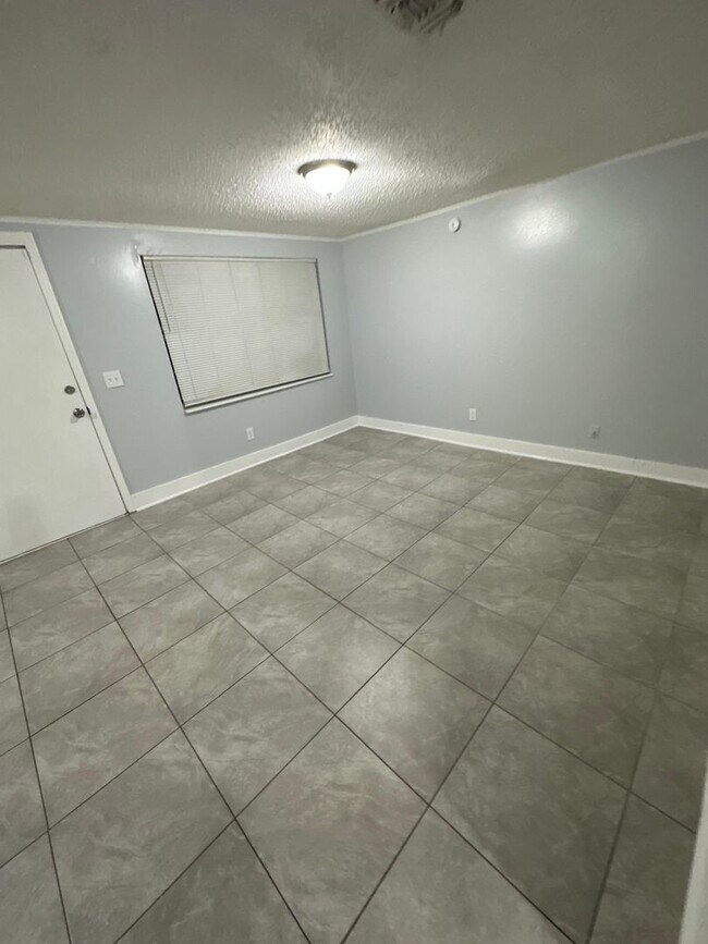 Building Photo - Fully Renovated 3/1 Single Family Available Now!