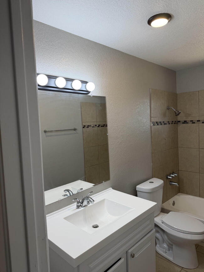 Building Photo - MOVE-IN READY 2 BED WITH NEW KITCHEN & CARPORT