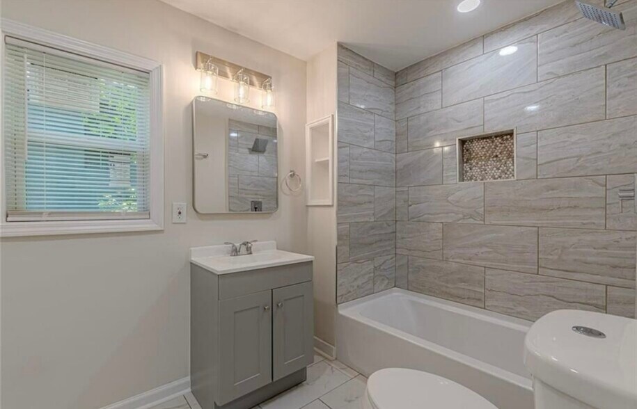 Building Photo - 214 Adeline Ave NW
