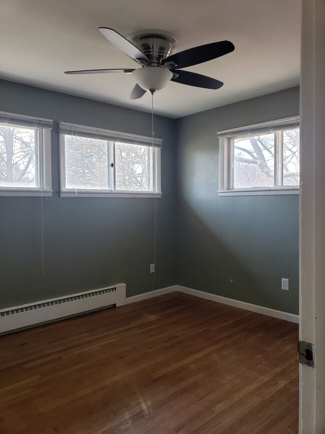 Building Photo - 3 BD Ranch with THREE garages