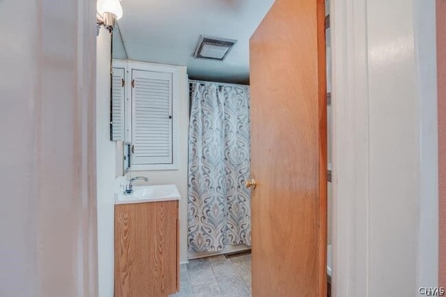 Building Photo - 637 Coffeen St