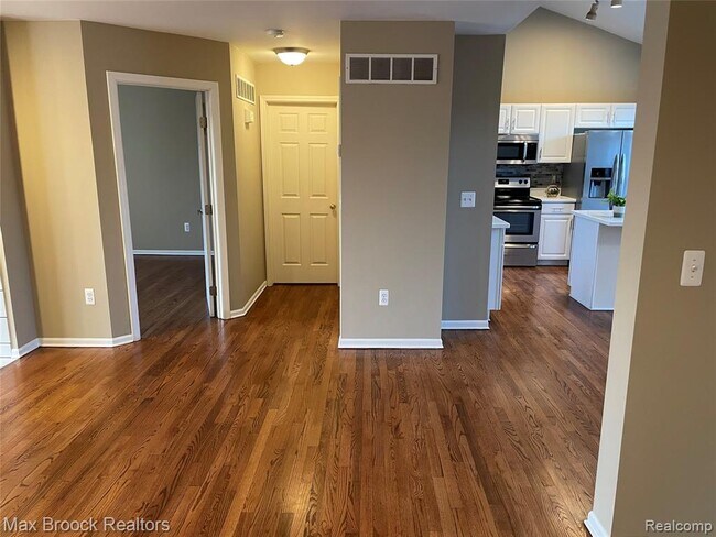 Building Photo - 924 Sandalwood Dr