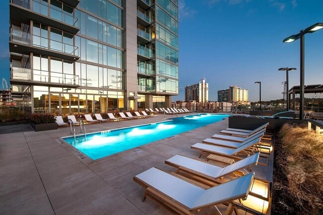 Building Photo - 2 Bed, 2 Bath Luxury High-rise Condo w/ Pa...