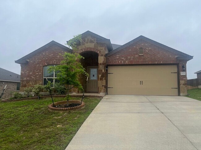 Primary Photo - 4 bedroom 2 bathroom house! HOUSING ACCEPTED!