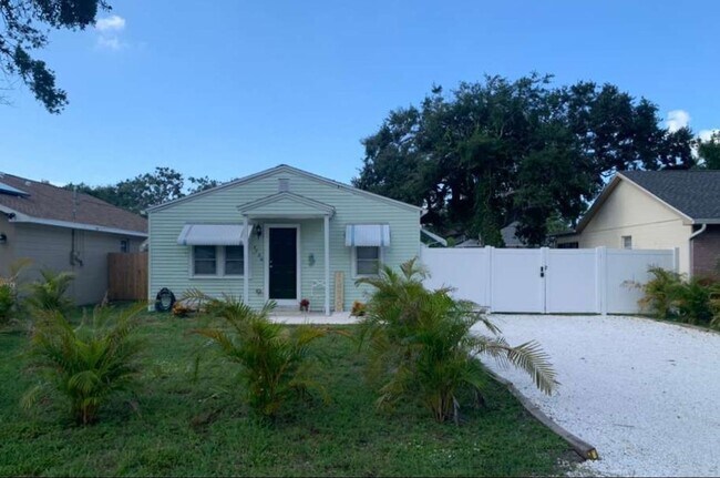 Primary Photo - Charming 2 Bedroom 1 Bath in Central Gulfport