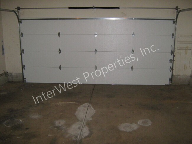 Building Photo - *1ST MONTH'S RENT FREE PROMO* Ranch Style 3 Bedroom Gresham Home with 2 Car Garage, Gas Fireplace...