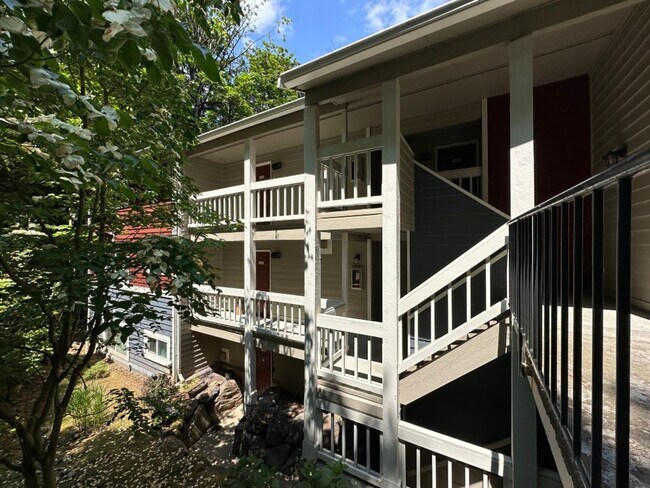 Building Photo - 2Bd/2Ba Bellevue Condo