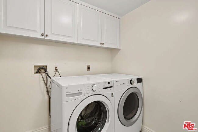 Building Photo - 430 N Oakhurst Dr