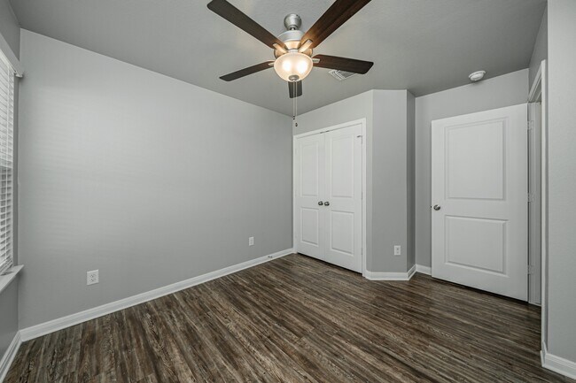 Building Photo - 611 Fallbrook Dr