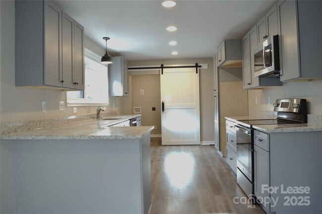 Building Photo - 320 W Stewart Ave