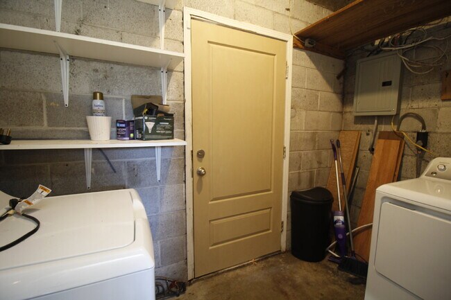 Building Photo - 3BR/2BA Home with Bonus Room & Fenced Yard...