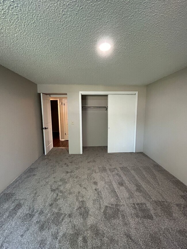 Building Photo - 1608 Cottonwood Dr