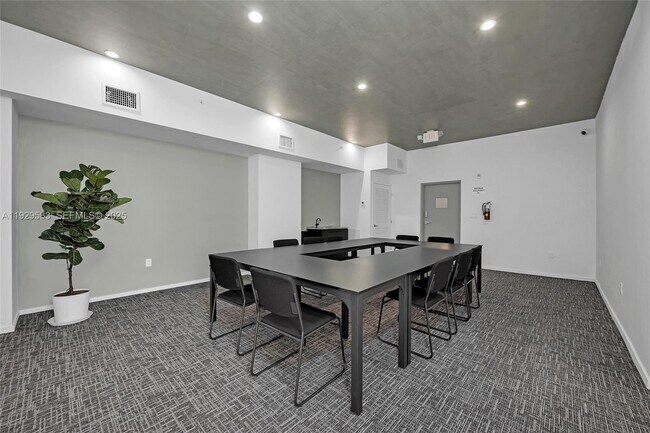 Building Photo - 475 NE 125th St