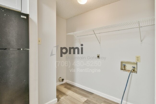 Building Photo - 42 Greenwood Cir