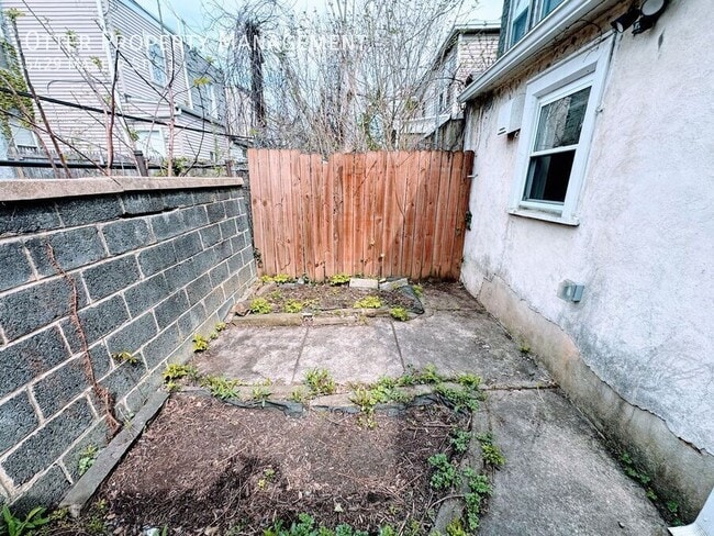 Building Photo - 5429 Master St