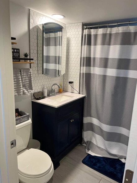 Bathroom - 4307 N Bernard St