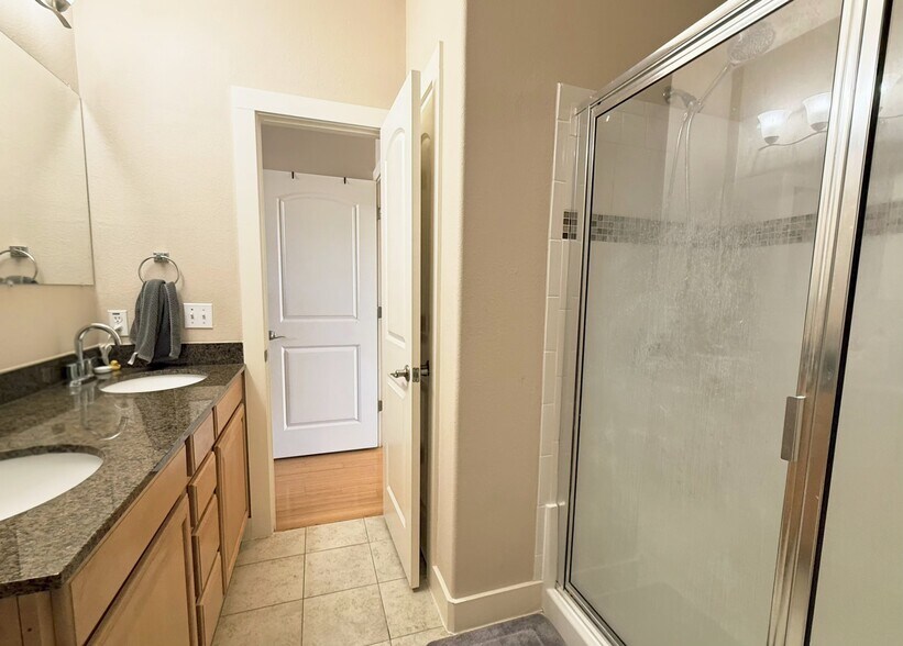 Building Photo - 13420 Lyndhurst St