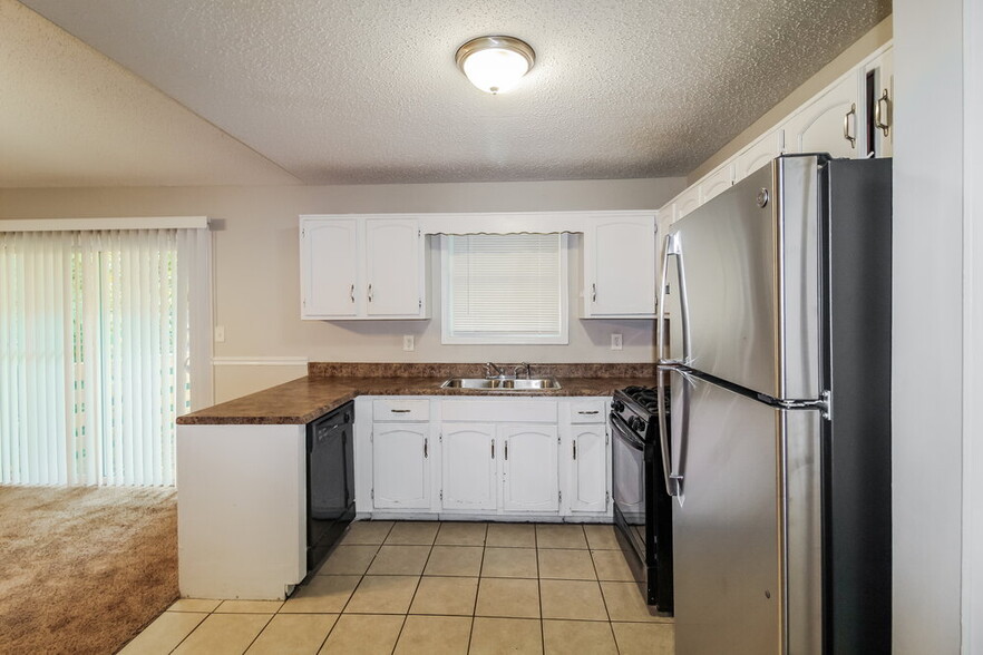 Building Photo - 481 Village Square Ct