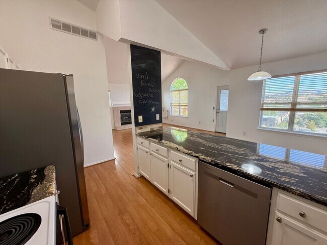 Building Photo - 537 Canyon View Dr