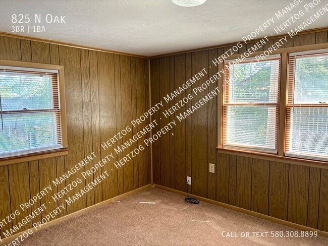 Building Photo - 825 N Oak-
