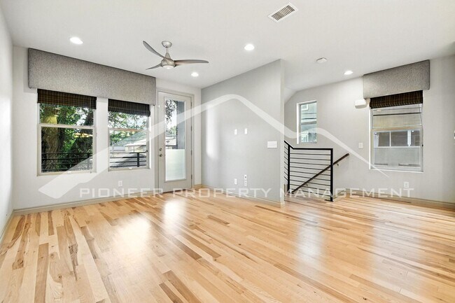 Building Photo - Modern Townhouse with Central AC and Rooft...
