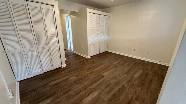 Building Photo - 10903 N Kendall Dr