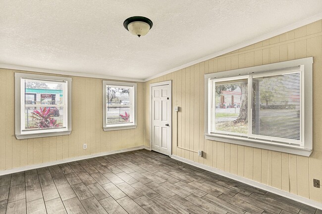 Building Photo - Newly renovated 3 bedroom/1 bathroom home ...