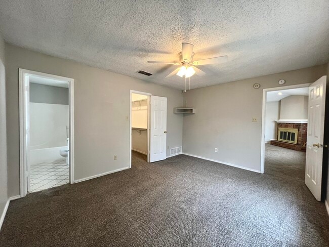 Building Photo - 5908 10th Dr