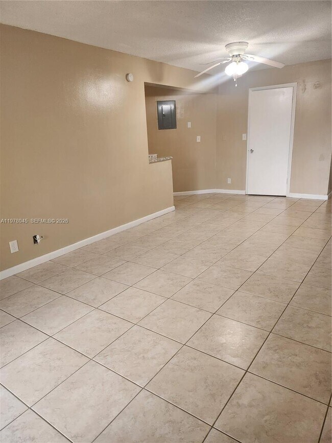 Building Photo - 215 Lake Pointe Dr