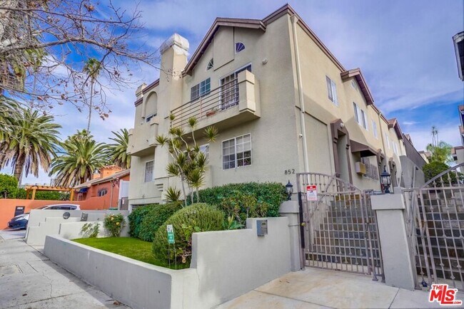 Primary Photo - 852 N Poinsettia Pl