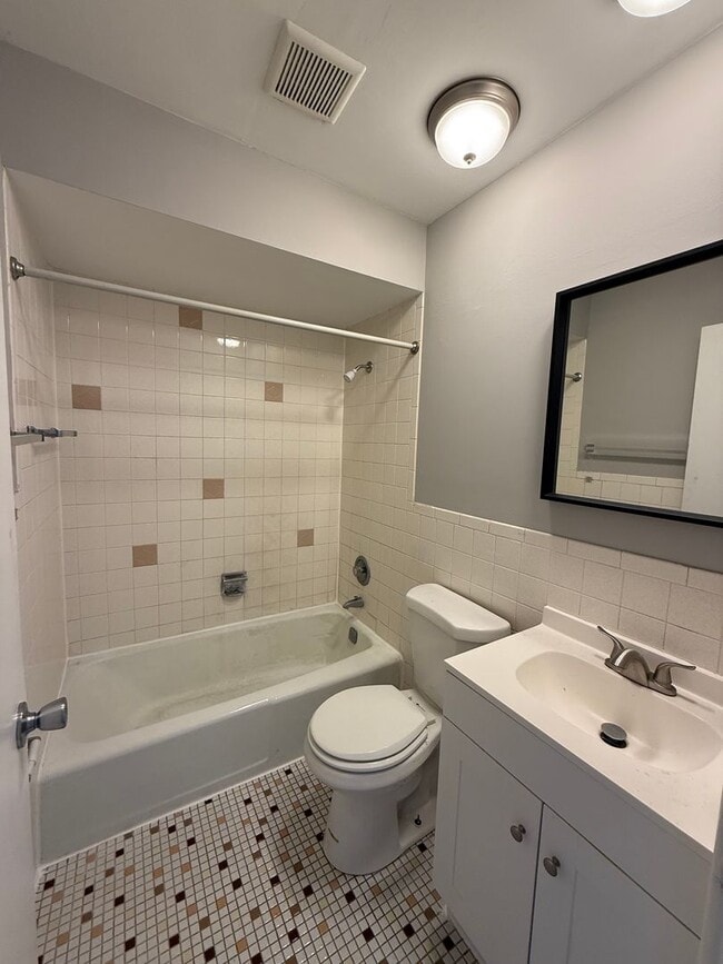 Building Photo - 1 Bedroom/1 Bath Unit Close to Transportat...