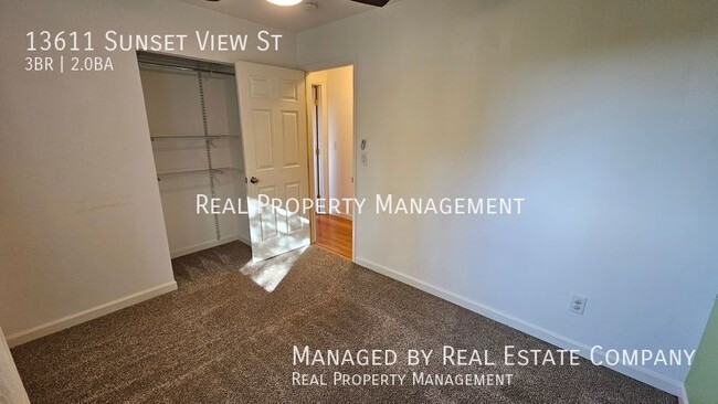 Building Photo - 13611 Sunset View St