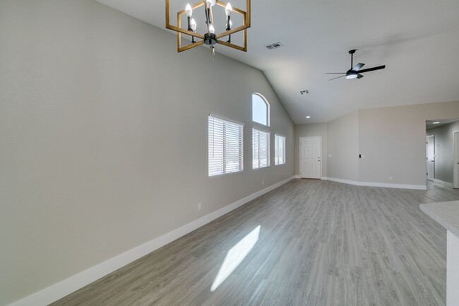 Building Photo - REMODELED 5 BEDROOM HOME IN NORTH LAS VEGAS