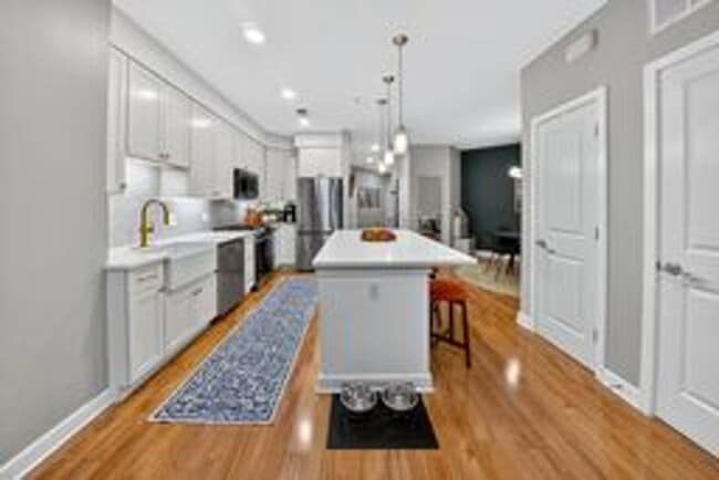 Building Photo - Stunning 1BR/ 1BA Condo with Den and Garag...