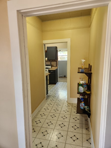 Building Photo - 131B Center St